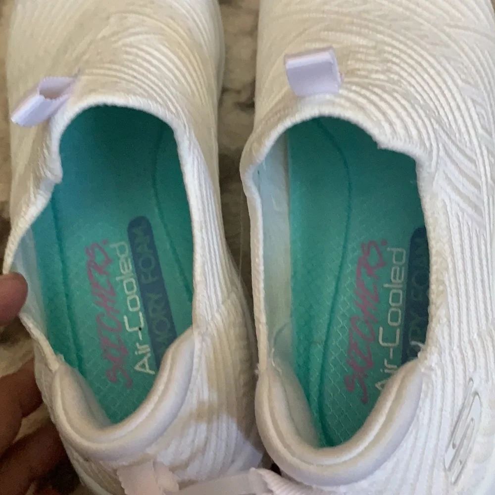 Sketchers Size 8  slip on style comfy! - Picture 6 of 7
